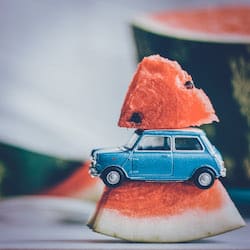 BENPRO - Spielzeug Modell eines Trabbis zwischen einer Wassermelone