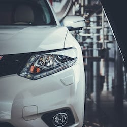 BENPRO - Frontansicht eines weißen neuen Autos, Elektroauto Benefit